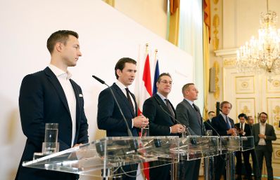 Bundeskanzler Sebastian Kurz (2.v.l.), Vizekanzler Heinz-Christian Strache (3.v.l.), Bundesminister Gernot Bl&uuml;mel (l.) und Bundesminister Mario Kunasek (4.v.l.) beim Pressefoyer nach dem Ministerrat am 16. J&auml;nner 2019.