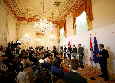 Regierungssprecher Peter Launsky-Tieffenthal, Bundesminister Mario Kunasek, Vizekanzler Heinz-Christian Strache, Bundeskanzler Sebastian Kurz, Bundesminister Mario Kunasek und Bundesminister Gernot Bl&uuml;mel (v.r.n.l.) beim Pressefoyer nach dem Ministerrat am 16. J&auml;nner 2019.