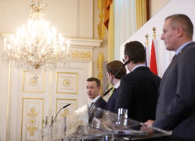 Bundesminister Mario Kunasek, Vizekanzler Heinz-Christian Strache, Bundeskanzler Sebastian Kurz, Bundesminister Mario Kunasek und Bundesminister Gernot Bl&uuml;mel (v.r.n.l.) beim Pressefoyer nach dem Ministerrat am 16. J&auml;nner 2019.