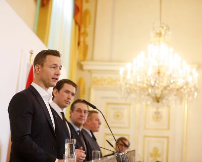 Regierungssprecher Peter Launsky-Tieffenthal, Bundesminister Mario Kunasek, Vizekanzler Heinz-Christian Strache, Bundeskanzler Sebastian Kurz, Bundesminister Mario Kunasek und Bundesminister Gernot Bl&uuml;mel (v.r.n.l.) beim Pressefoyer nach dem Ministerrat am 16. J&auml;nner 2019.