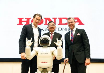 Am 15. Februar 2019 besuchte Bundeskanzler Sebastian Kurz (l.) im Rahmen seiner Japanreise gemeinsam mit Bundesminister Norbert Hofer (r.) den japanischen Motorenhersteller Honda. Im Bild mit dem Pr&auml;sidenten von Honda Takahiro Hachigo (m.).