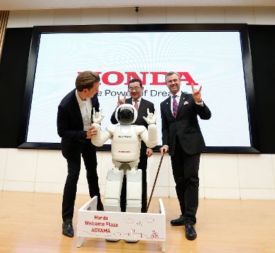 Am 15. Februar 2019 besuchte Bundeskanzler Sebastian Kurz (l.) im Rahmen seiner Japanreise gemeinsam mit Bundesminister Norbert Hofer (r.) den japanischen Motorenhersteller Honda. Im Bild mit dem Pr&auml;sidenten von Honda Takahiro Hachigo (m.).