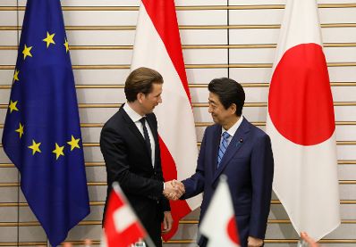Am 15. Februar 2019 traf Bundeskanzler Sebastian Kurz (l.) im Rahmen seines Arbeitsbesuchs den japanischen Premierminister Shinzō Abe (r.).