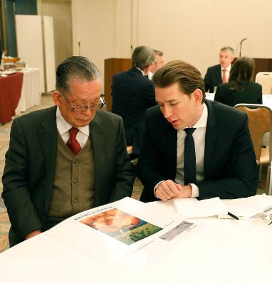 Am 16. Februar 2019 traf Bundeskanzler Sebastian Kurz (m.r.) im Rahmen seiner Japanreise &Uuml;berlebende des Atombombenabwurfs auf Hiroshima.