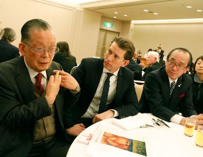 Am 16. Februar 2019 traf Bundeskanzler Sebastian Kurz (m.r.) im Rahmen seiner Japanreise &Uuml;berlebende des Atombombenabwurfs auf Hiroshima.