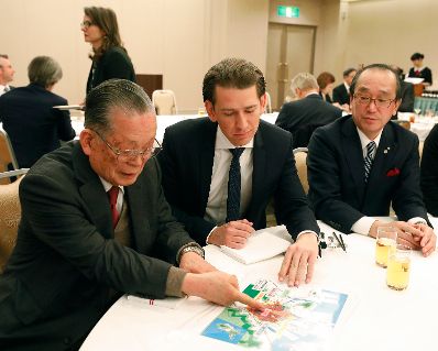 Am 16. Februar 2019 traf Bundeskanzler Sebastian Kurz (m.r.) im Rahmen seiner Japanreise &Uuml;berlebende des Atombombenabwurfs auf Hiroshima.