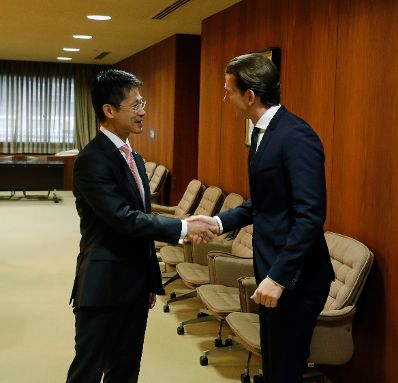 Am 16. Februar 2019 traf Bundeskanzler Sebastian Kurz (r.) im Rahmen seiner Japanreise den Gouverneur von Hiroshima, Hidehiko Yuzaki (l.).