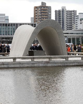 Am 16. Februar 2019 besuchte Bundeskanzler Sebastian Kurz im Rahmen seiner Japanreise das Hiroshima Dokumentationszentrum.