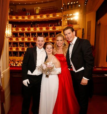 Am 28. Februar 2019 besuchte Bundeskanzler Sebastian Kurz (r.) den Wiener Opernball. Im Bild mit Susanne Thier (m.r.) und dem Deb&uuml;tantenpaar Simon Couvreur (l.) und Maria Naber (m.l.).