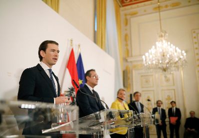 Bundeskanzler Sebastian Kurz (l.), Vizekanzler Heinz-Christian Strache (m.) und Bundesministerin Beate Hartinger-Klein (r.) beim Pressefoyer nach dem Ministerrat am 13. M&auml;rz 2019.