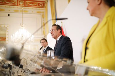 Bundeskanzler Sebastian Kurz (l.), Vizekanzler Heinz-Christian Strache (m.), Bundesministerin Beate Hartinger-Klein (r.) beim Pressefoyer nach dem Ministerrat am 13. M&auml;rz 2019.