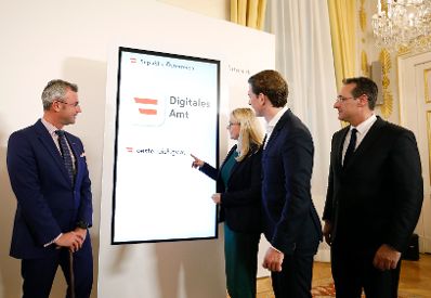 Am 19. M&auml;rz 2019 fand eine Pressekonferenz zum Thema "Digitales Amt" im Bundeskanzleramt statt. Im Bild (v.l.n.r) Bundesminister Norbert Hofer, Bundesministerin Margarete, Bundeskanzler Sebastian Kurz und Schramb&ouml;ckVizekanzler Heinz-Christian Strache.