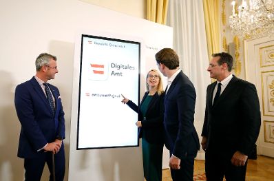 Am 19. M&auml;rz 2019 fand eine Pressekonferenz zum Thema "Digitales Amt" im Bundeskanzleramt statt. Im Bild (v.l.n.r) Bundesminister Norbert Hofer, Bundesministerin Margarete, Bundeskanzler Sebastian Kurz und Schramb&ouml;ckVizekanzler Heinz-Christian Strache.