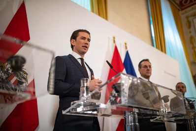 Bundeskanzler Sebastian Kurz (l.), Vizekanzler Heinz-Christian Strache (2.v.l.) und Bundesminister Herbert Kickl (3.v.l.) beim Pressefoyer nach dem Ministerrat am 20. M&auml;rz 2019.