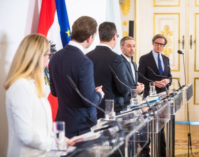 Bundeskanzler Sebastian Kurz (2.v.l.), Vizekanzler Heinz-Christian Strache (3.v.l.), Bundesministerin Margarete Schramb&ouml;ck (l.) und Bundesminister Herbert Kickl (4.v.l.) beim Pressefoyer nach dem Ministerrat am 20. M&auml;rz 2019.
