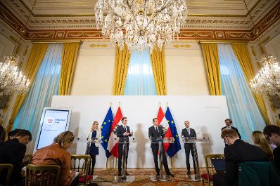 Bundeskanzler Sebastian Kurz (2.v.l.), Vizekanzler Heinz-Christian Strache (3.v.l.), Bundesministerin Margarete Schramb&ouml;ck (l.) und Bundesminister Herbert Kickl (4.v.l.) beim Pressefoyer nach dem Ministerrat am 20. M&auml;rz 2019.