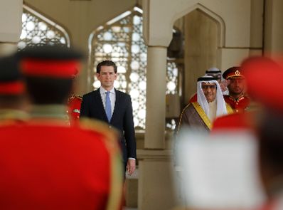Am 24. M&auml;rz 2019 fand die Arbeitsreise von Bundeskanzler Sebastian Kurz (l.) in Kuwait statt. Im Bild beim Empfang durch Premierminister Scheich Dschabir al-Mubarak al-Hamad al-Sabah (r.).
