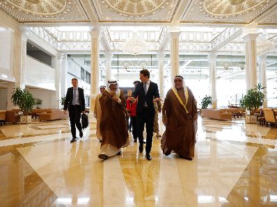 Am 24. M&auml;rz 2019 fand die Arbeitsreise von Bundeskanzler Sebastian Kurz (m.) in Kuwait statt. Im Bild mit Emir von Kuwait Scheich Sabah al-Ahmad al-Dschabir as-Sabah (l.).
