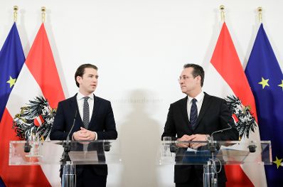 Bundeskanzler Sebastian Kurz (l.) und Vizekanzler Heinz-Christian Strache (r.) beim Pressefoyer nach dem Ministerrat am 27. M&auml;rz 2019.