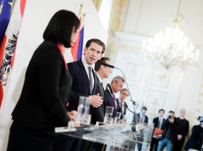 Bundeskanzler Sebastian Kurz (m.l.), Vizekanzler Heinz-Christian Strache (m.r.), Bundesministerin Elisabeth K&ouml;stinger (l.) und Bundesminister Norbert Hofer (r.) beim Pressefoyer nach dem Ministerrat am 27. M&auml;rz 2019.
