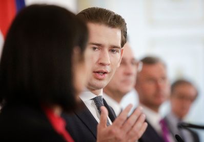 Bundeskanzler Sebastian Kurz (m.l.), Vizekanzler Heinz-Christian Strache (m.r.), Bundesministerin Elisabeth K&ouml;stinger (l.) und Bundesminister Norbert Hofer (r.) beim Pressefoyer nach dem Ministerrat am 27. M&auml;rz 2019.