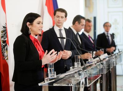 Bundeskanzler Sebastian Kurz (m.l.), Vizekanzler Heinz-Christian Strache (m.r.), Bundesministerin Elisabeth K&ouml;stinger (l.) und Bundesminister Norbert Hofer (r.) beim Pressefoyer nach dem Ministerrat am 27. M&auml;rz 2019.