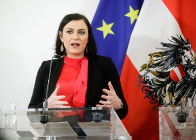 Bundesministerin Elisabeth K&ouml;stinger beim Pressefoyer nach dem Ministerrat am 27. M&auml;rz 2019.