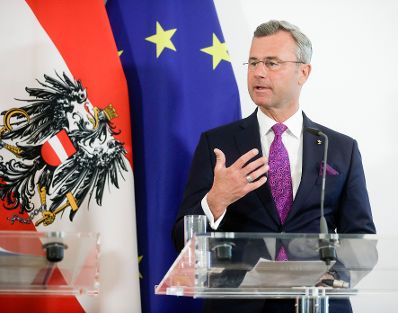 Bundesminister Norbert Hofer beim Pressefoyer nach dem Ministerrat am 27. M&auml;rz 2019.
