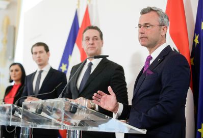 Bundeskanzler Sebastian Kurz (m.l.), Vizekanzler Heinz-Christian Strache (m.r.), Bundesministerin Elisabeth K&ouml;stinger (l.) und Bundesminister Norbert Hofer (r.) beim Pressefoyer nach dem Ministerrat am 27. M&auml;rz 2019.