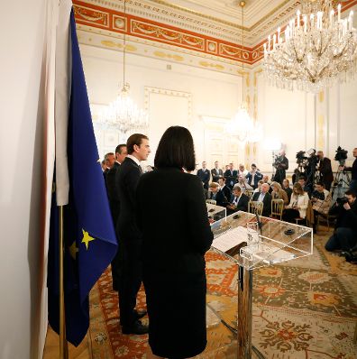 Bundeskanzler Sebastian Kurz (m.r.), Vizekanzler Heinz-Christian Strache (m.l.), Bundesministerin Elisabeth K&ouml;stinger (r.) und Bundesminister Norbert Hofer (l.) beim Pressefoyer nach dem Ministerrat am 27. M&auml;rz 2019.