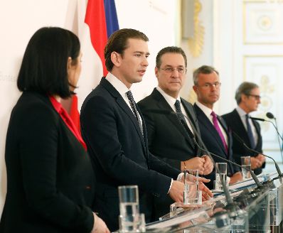 Bundeskanzler Sebastian Kurz (m.l.), Vizekanzler Heinz-Christian Strache (m.r.), Bundesministerin Elisabeth K&ouml;stinger (l.) und Bundesminister Norbert Hofer (r.) beim Pressefoyer nach dem Ministerrat am 27. M&auml;rz 2019.