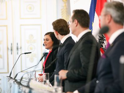 Bundeskanzler Sebastian Kurz (m.l.), Vizekanzler Heinz-Christian Strache (m.r.), Bundesministerin Elisabeth K&ouml;stinger (l.) und Bundesminister Norbert Hofer (r.) beim Pressefoyer nach dem Ministerrat am 27. M&auml;rz 2019.