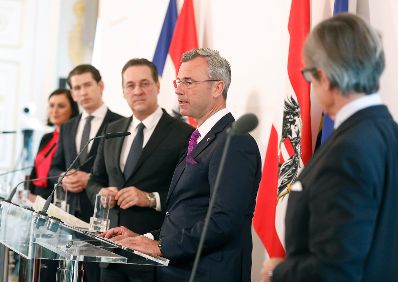Bundeskanzler Sebastian Kurz (m.l.), Vizekanzler Heinz-Christian Strache (m.r.), Bundesministerin Elisabeth K&ouml;stinger (l.) und Bundesminister Norbert Hofer (r.) beim Pressefoyer nach dem Ministerrat am 27. M&auml;rz 2019.