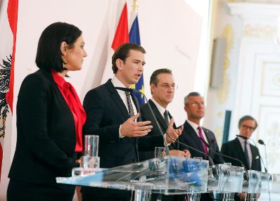 Bundeskanzler Sebastian Kurz (m.l.), Vizekanzler Heinz-Christian Strache (m.r.), Bundesministerin Elisabeth K&ouml;stinger (l.) und Bundesminister Norbert Hofer (r.) beim Pressefoyer nach dem Ministerrat am 27. M&auml;rz 2019.