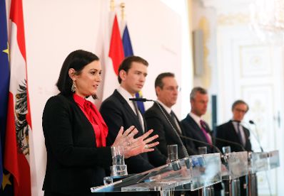 Bundeskanzler Sebastian Kurz (m.l.), Vizekanzler Heinz-Christian Strache (m.r.), Bundesministerin Elisabeth K&ouml;stinger (l.) und Bundesminister Norbert Hofer (r.) beim Pressefoyer nach dem Ministerrat am 27. M&auml;rz 2019.