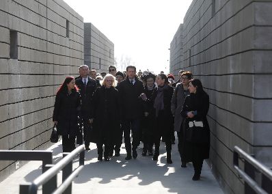 Am 28. M&auml;rz 2019 fand die Arbeitsreise von Bundeskanzler Sebastian Kurz (m.) in Minsk statt. Im Bild im Wald mit Namen der Ermordeten &Ouml;sterreicher.