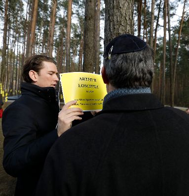 Am 28. M&auml;rz 2019 fand die Arbeitsreise von Bundeskanzler Sebastian Kurz (l.) in Minsk statt. Im Bild im Wald mit Namen der Ermordeten &Ouml;sterreicher.
