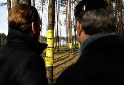Am 28. M&auml;rz 2019 fand die Arbeitsreise von Bundeskanzler Sebastian Kurz (l.) in Minsk statt. Im Bild im Wald mit Namen der Ermordeten &Ouml;sterreicher.