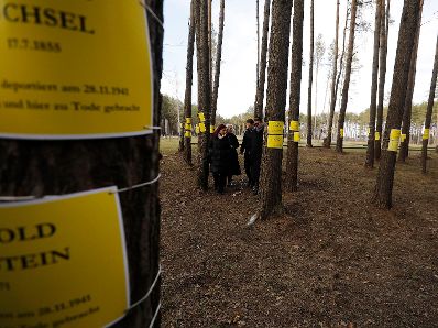 Am 28. M&auml;rz 2019 fand die Arbeitsreise von Bundeskanzler Sebastian Kurz in Minsk statt. Im Bild im Wald mit Namen der Ermordeten &Ouml;sterreicher.