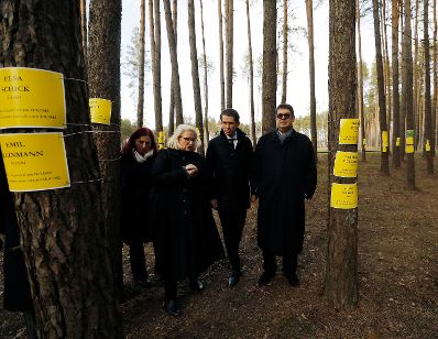 Am 28. M&auml;rz 2019 fand die Arbeitsreise von Bundeskanzler Sebastian Kurz (2.v.r.) in Minsk statt. Im Bild im Wald mit Namen der Ermordeten &Ouml;sterreicher.