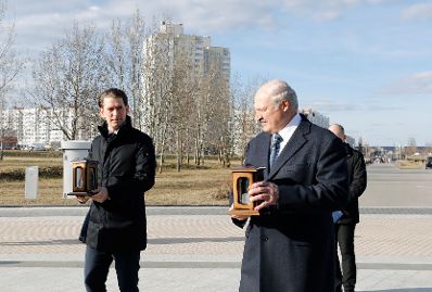 Am 28. M&auml;rz 2019 fand die Arbeitsreise von Bundeskanzler Sebastian Kurz (l.) in Minsk statt. Im Bild bei der Einweihung eines Denkmals mit Wei&szlig;russlands Pr&auml;sident Alexander Lukaschenko (r.).