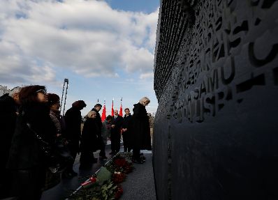 Am 28. M&auml;rz 2019 fand die Arbeitsreise von Bundeskanzler Sebastian Kurz (2.v.r.) in Minsk statt. Im Bild im Wald mit Namen der Ermordeten &Ouml;sterreicher.