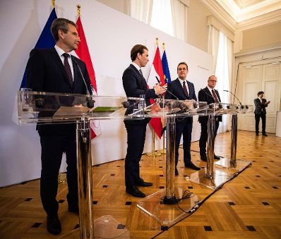 Bundeskanzler Sebastian Kurz (m.l.), Vizekanzler Heinz-Christian Strache (m.r.), Bundesminister Hartwig L&ouml;ger (l.) und Staatssekret&auml;r Hubert Fuchs (r.) beim Pressefoyer nach dem Ministerrat am 03. April 2019.