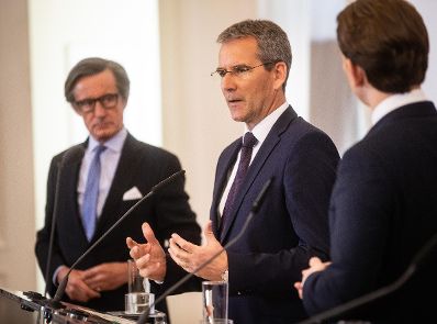 Bundeskanzler Sebastian Kurz (r.) mit Bundesminister Hartwig L&ouml;ger (l.)beim Pressefoyer nach dem Ministerrat am 03. April 2019.