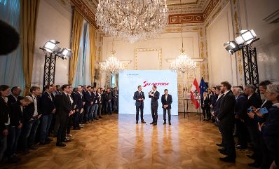 Am 3. April 2019 empfing Bundeskanzler Sebastian Kurz (m.) gemeinsam mit Vizekanzler Heinz-Christian Strache (l.) die &Ouml;SV-Athletinnen und Athleten im Bundeskanzleramt.