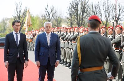 Am 09. April 2019 empfing Bundeskanzler Sebastian Kurz (l.) den Premierminister von Montenegro Du&scaron;ko Marković (r.) mit milit&auml;rischen Ehren.