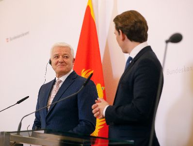 Am 09. April 2019 empfing Bundeskanzler Sebastian Kurz (r.) den Premierminister von Montenegro Du&scaron;ko Marković (l.) mit milit&auml;rischen Ehren. Im Bild bei der Pressekonferenz.