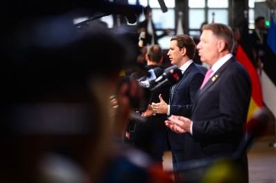 Am 10. April 2019 nahm Bundeskanzler Sebastian Kurz (l.) am Brexit-Gipfel in Br&uuml;ssel teil. Im Bild bei Pressestatement.