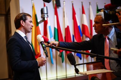 Am 10. April 2019 nahm Bundeskanzler Sebastian Kurz (l.) am Brexit-Gipfel in Br&uuml;ssel teil. Im Bild bei Pressestatement.