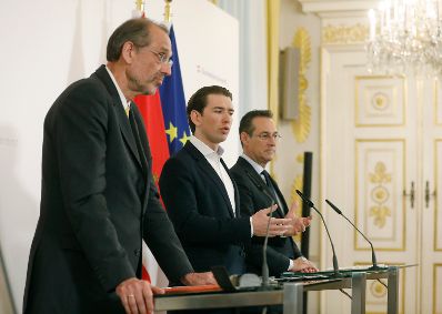 Am 11. April 2019 fand eine Pressekonferenz zum Thema "Bildungsinvestitionsgesetz" statt. Im Bild Bundeskanzler Sebastian Kurz (m.), Vizekanzler Heinz-Christian Strache (r.) und Bundesminister Heinz Fa&szlig;mann (l.).